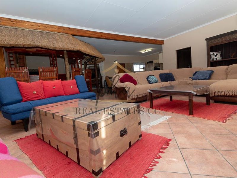 SPACIOUS Coastal Family Retreat - Photo 4