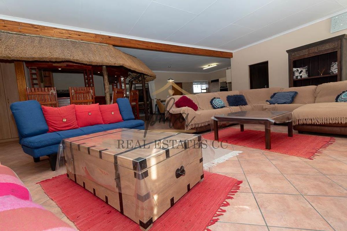 SPACIOUS Coastal Family Retreat - Photo 4