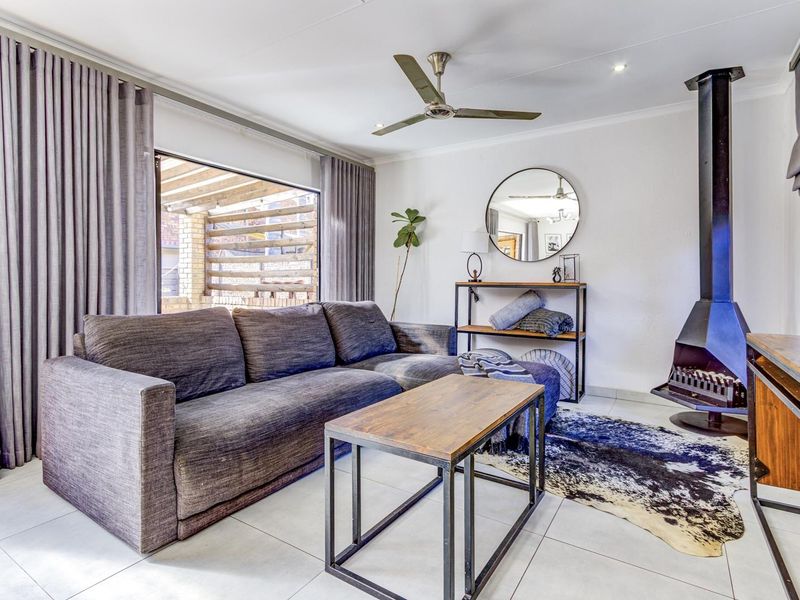 RENOVATED GEM IN ENCLOSED FAMILY FRIENDLY COMMUNITY - Super low levy! - Photo 4