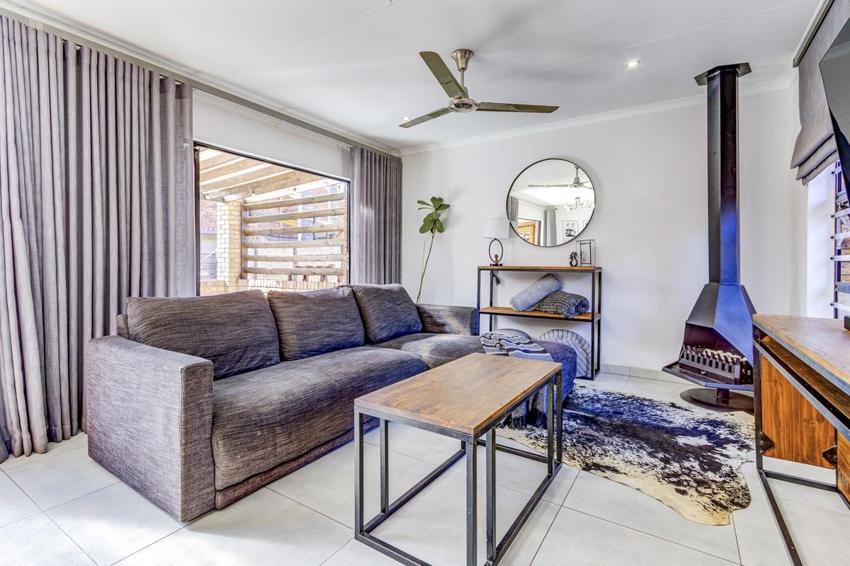 RENOVATED GEM IN ENCLOSED FAMILY FRIENDLY COMMUNITY - Super low levy! - Photo 4
