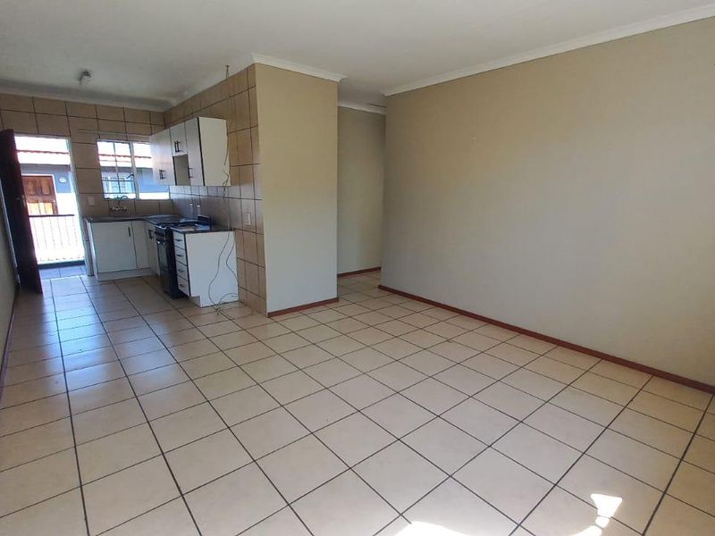 24 hour security complex, 2 bedroom spacious unit in Comet on first floor - Photo 5