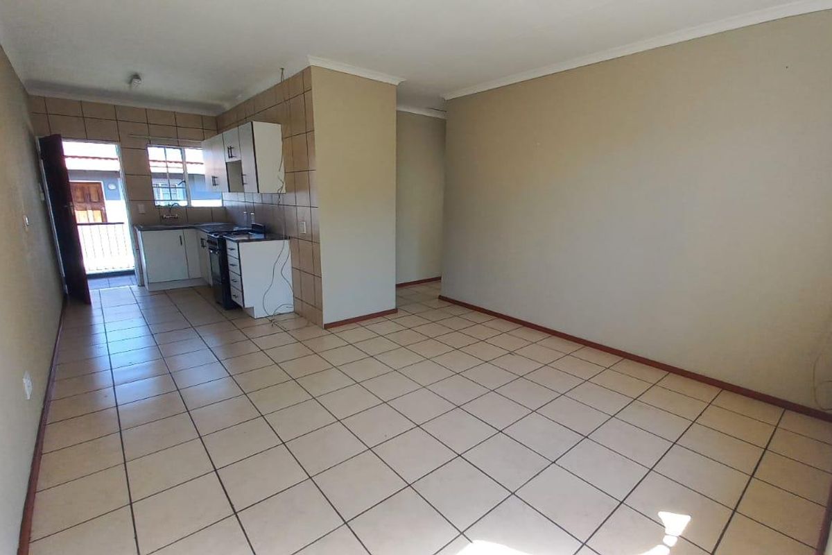 24 hour security complex, 2 bedroom spacious unit in Comet on first floor - Photo 5