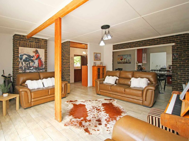 Modern Facebrick 4-Bedroom Gem with Pool, Back up water system and lots of space - Photo 4