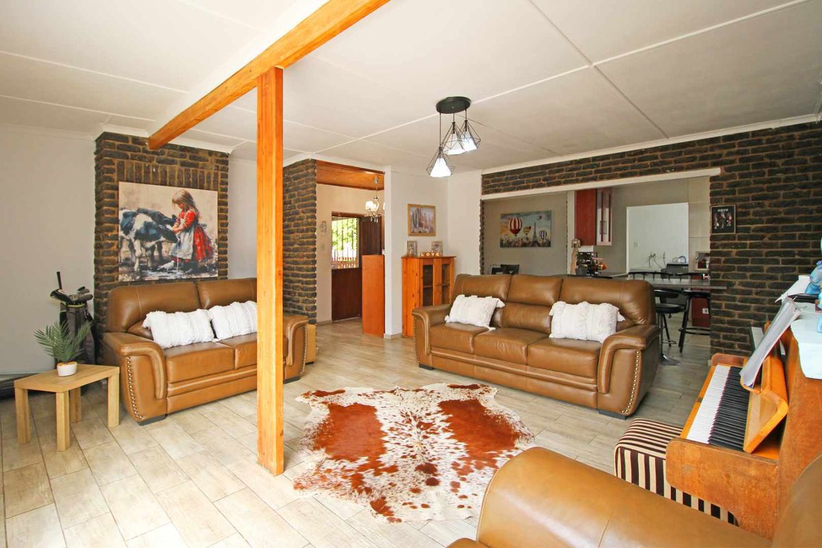 Modern Facebrick 4-Bedroom Gem with Pool, Back up water system and lots of space - Photo 4