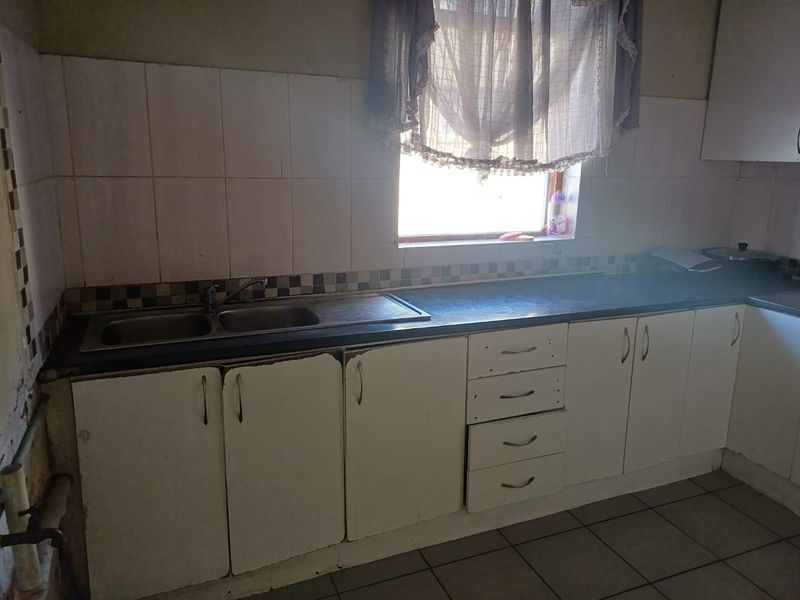 Spacious flat in Established Block - Photo 7