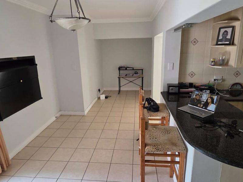 Exceptional 6-Bedroom Family Home with Outstanding Entertainment Space in Noordheuwel - Photo 5