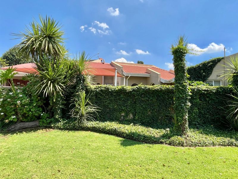 Luxurious Living Awaits in Sunward Park Village! - Photo 1