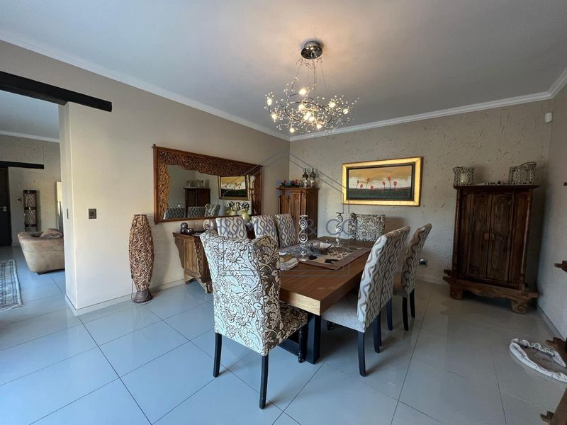 LUXURIOUS PROPERTY WITH EXQUISITE FINISHES - Photo 8