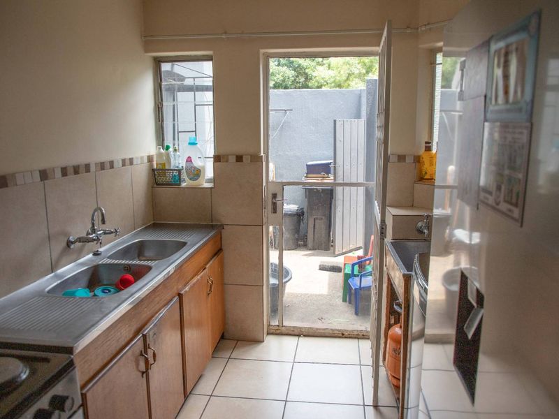 BUDGET-FRIENDLY 3-BEDROOM DUPLEX - Photo 8