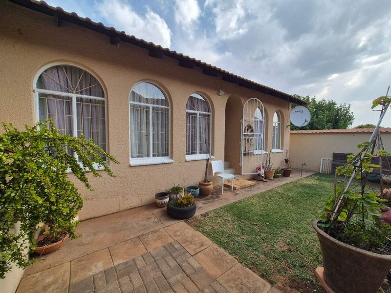 Elegant, bright townhouse with fantastic location - Photo 6