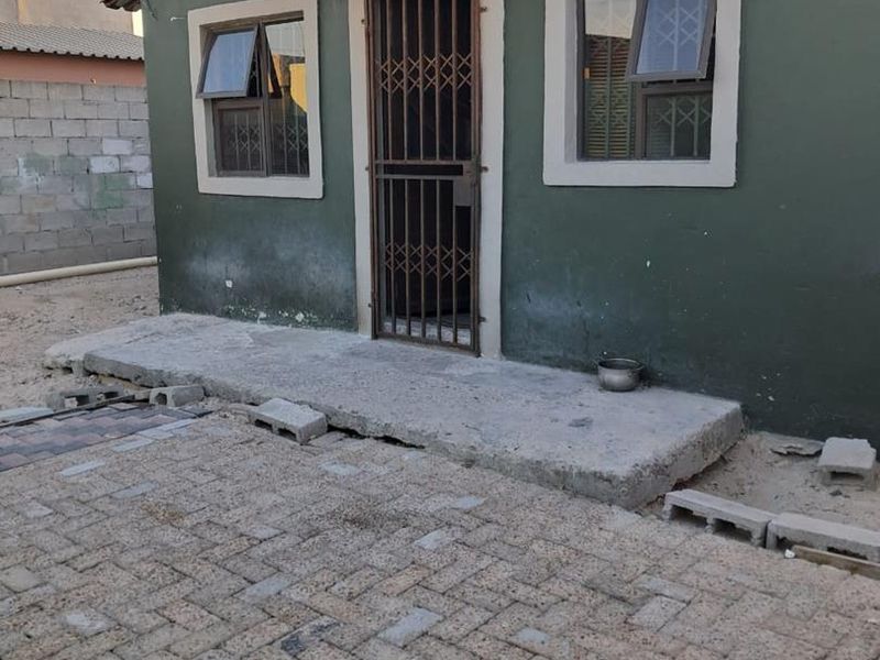 Charming 2-Bedroom House with Spacious Flat - R680,000 - Photo 4