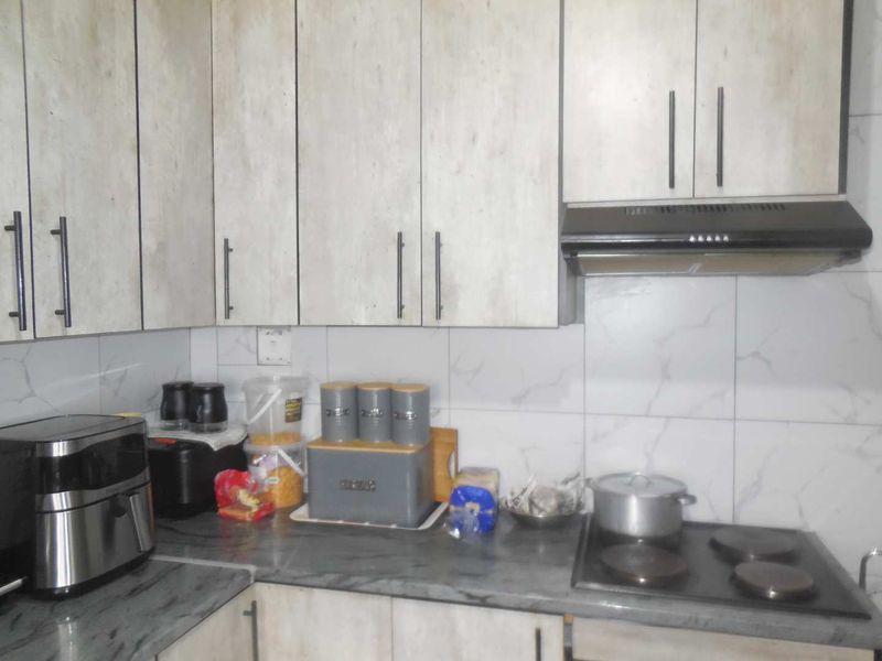 Newly Renovated Three Bedroom Home with Modern Open Plan Living - Photo 7