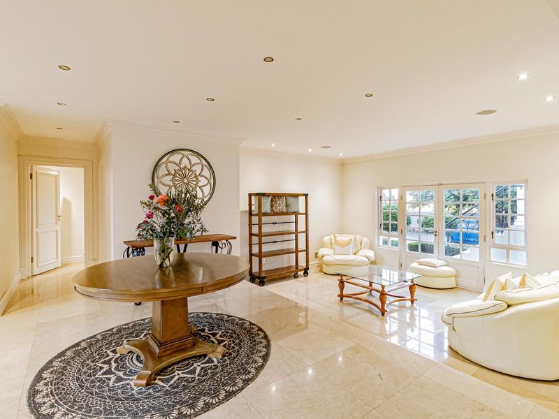 Elegant 5-Bedroom Residence Perfect for Comfort & Style - Photo 2