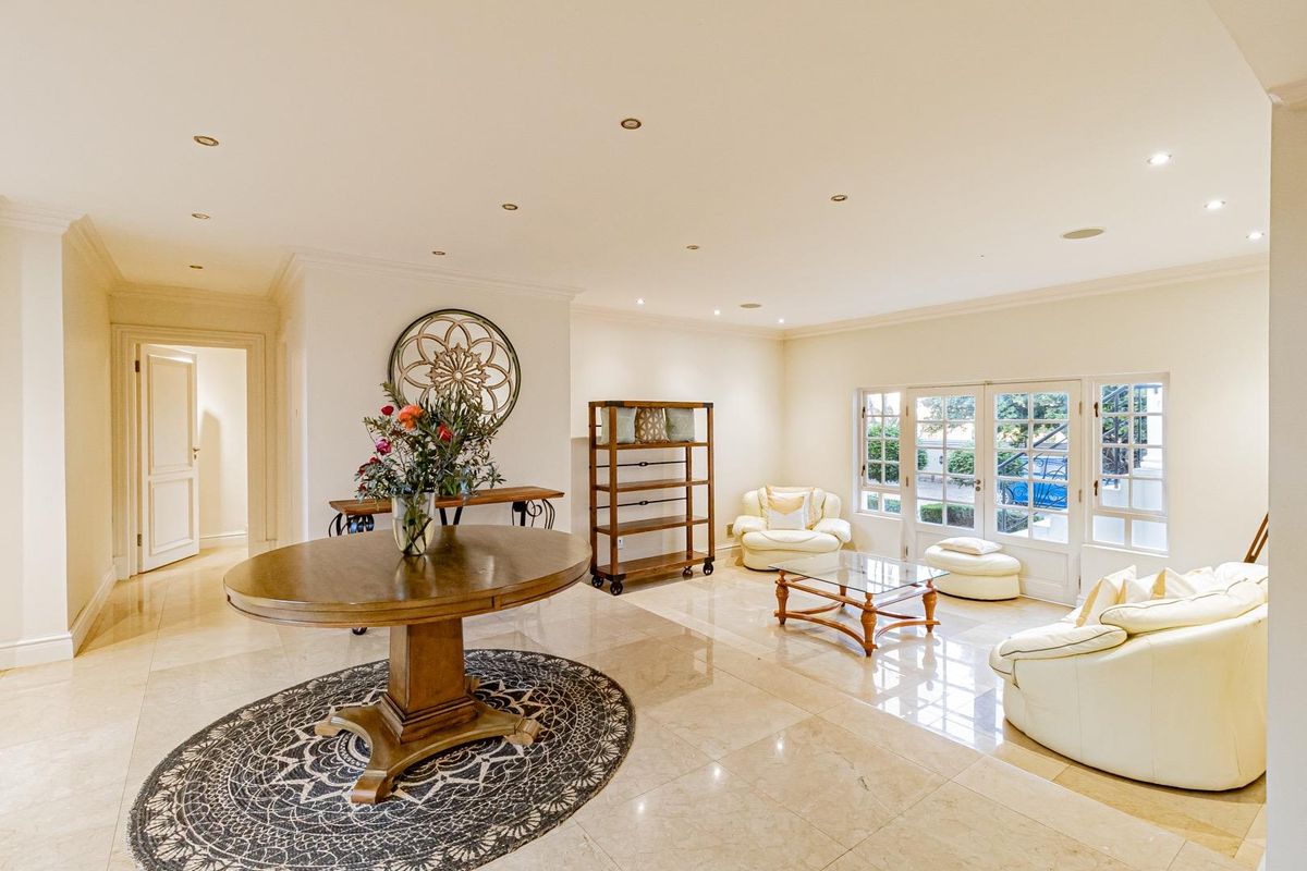 Elegant 5-Bedroom Residence Perfect for Comfort & Style - Photo 2