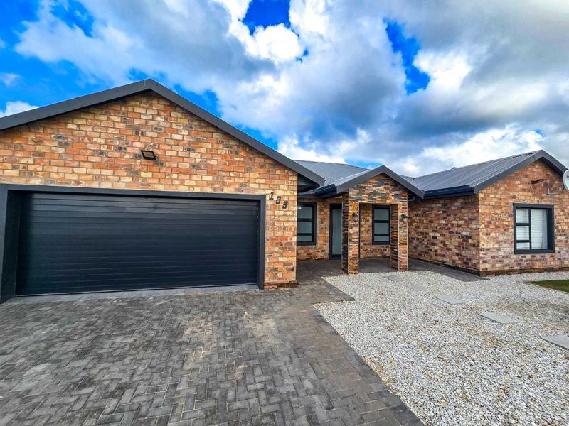 Spacious 6 bedroom family home with flatlet for sale in Stilbaai-Oos. - Photo 1