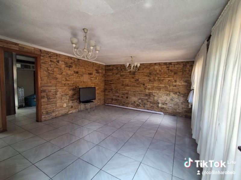 FOR SALE Spacious 4 Bedroom Home in Katutura. - Photo 4