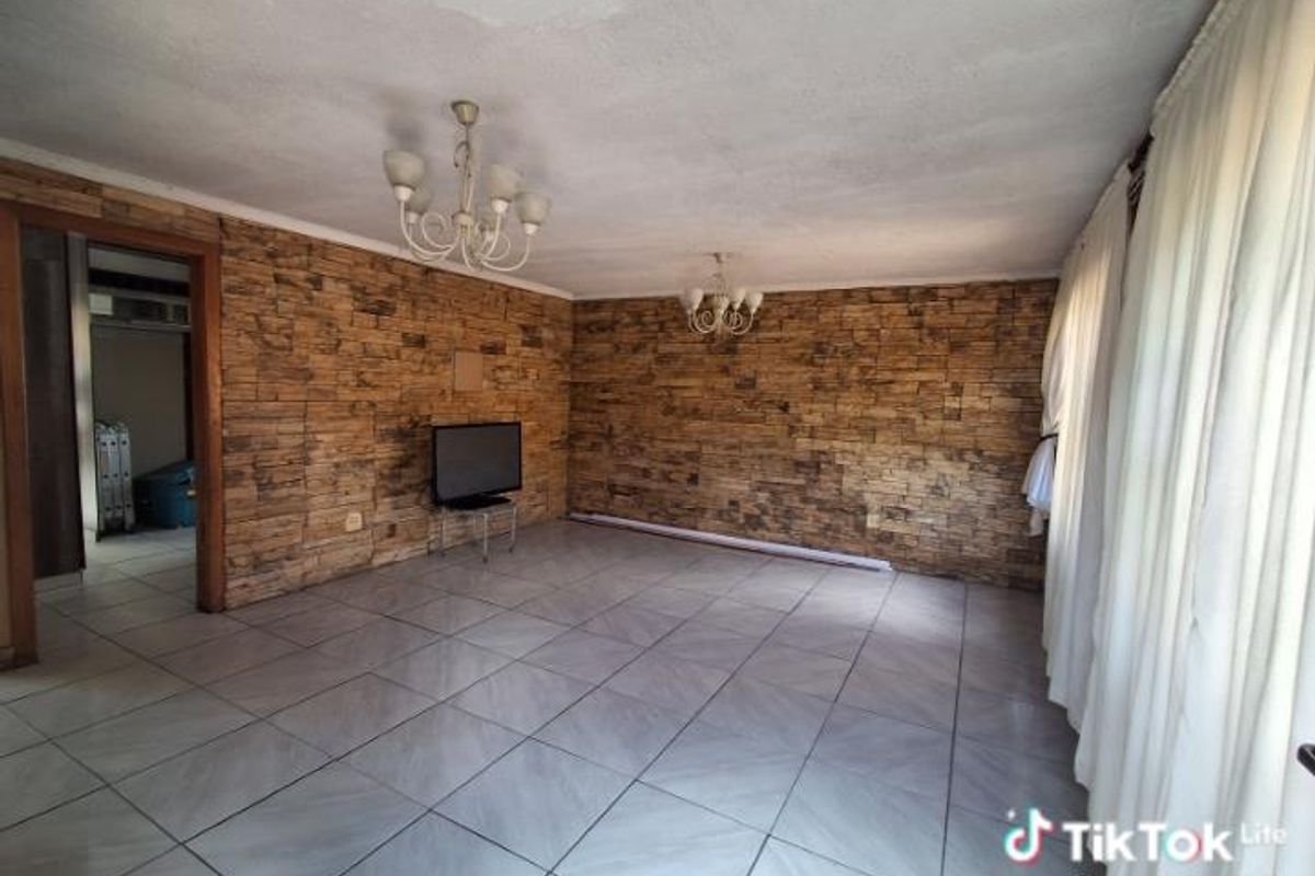 FOR SALE Spacious 4 Bedroom Home in Katutura. - Photo 4