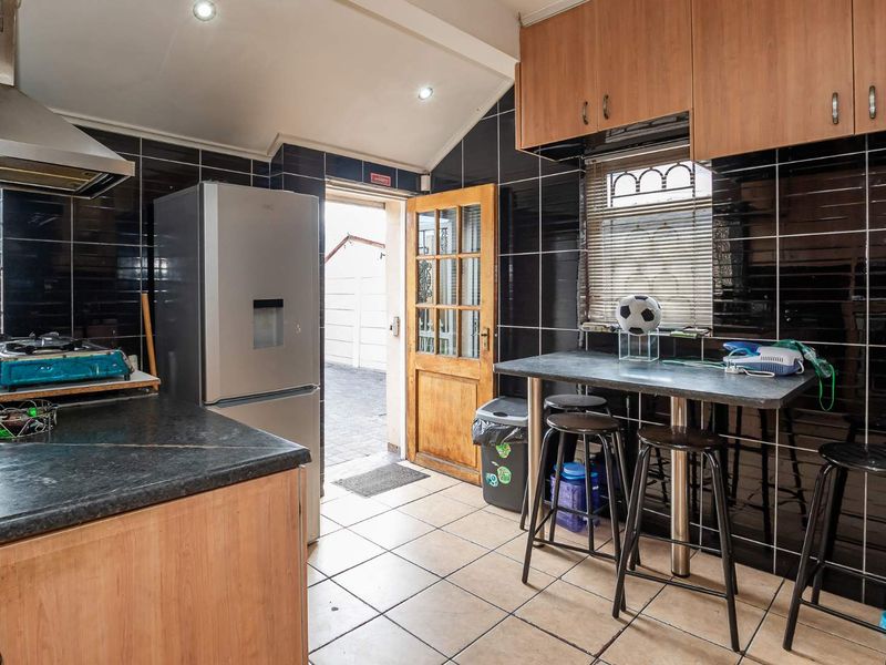 Spacious Family Home in the Heart of Leafy Greenhaven - Photo 9