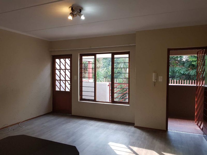 Sunny North-Facing Top Floor Apartment! - Photo 5