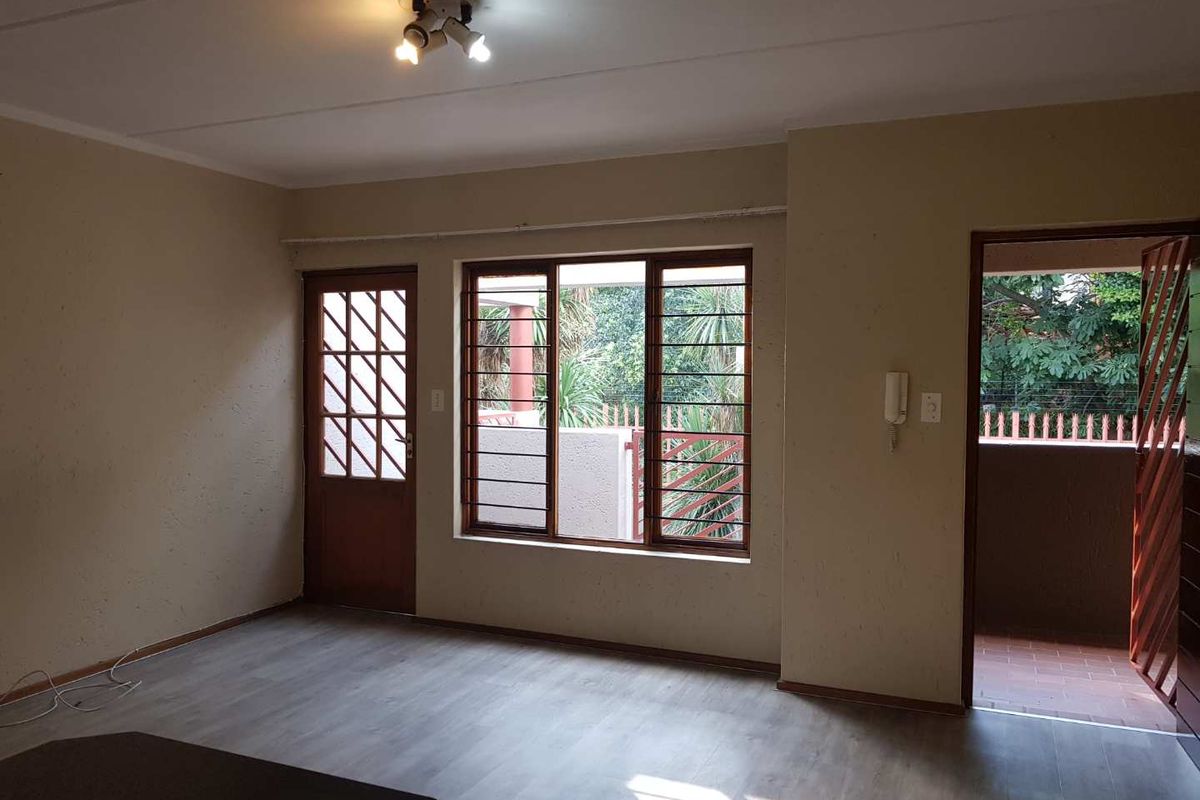 Sunny North-Facing Top Floor Apartment! - Photo 5