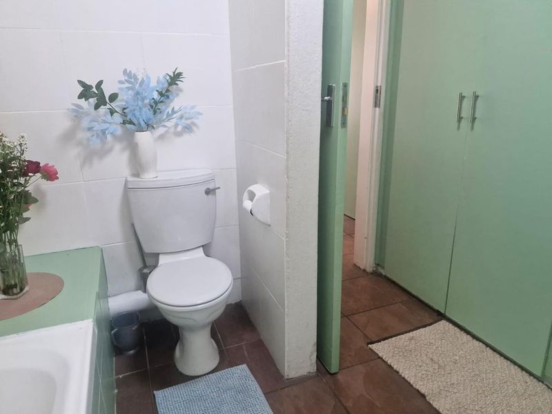 Spacious 1 Bedroom Top floor apartment in secure complex - Photo 8