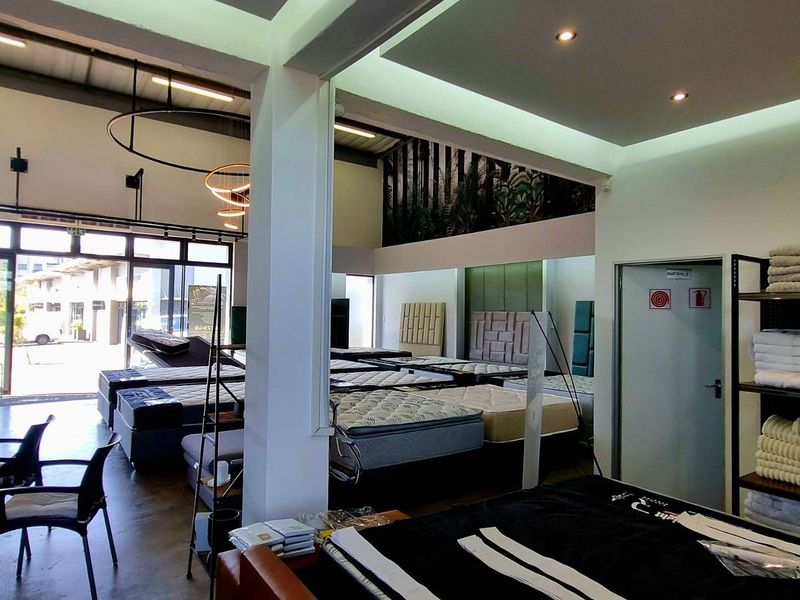 198m2 sectional title unit for sale in Umhlanga Ridge with double-volume frontage, office mezzanine, and 9 parking bays - Photo 2