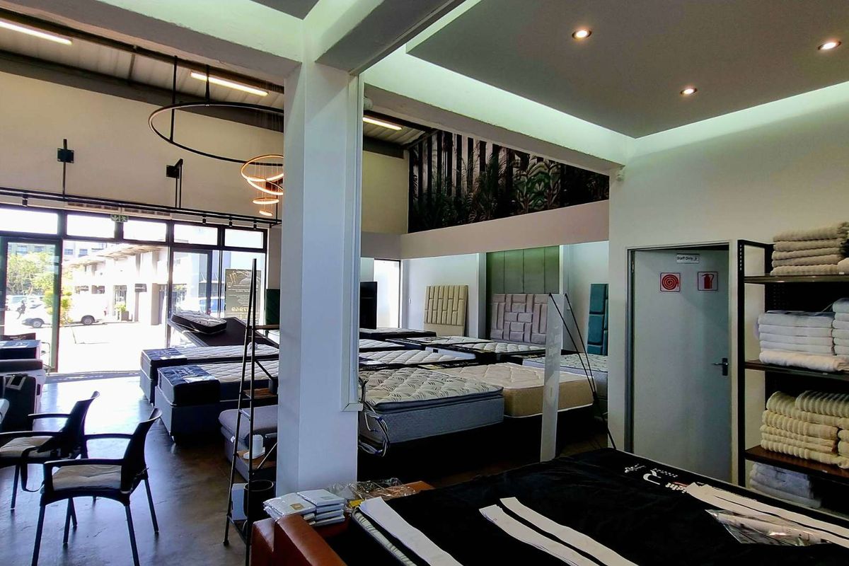 198m2 sectional title unit for sale in Umhlanga Ridge with double-volume frontage, office mezzanine, and 9 parking bays - Photo 2