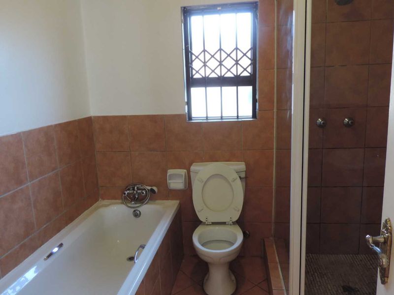 Secure and stylish 2 bedroomed unit - Photo 7