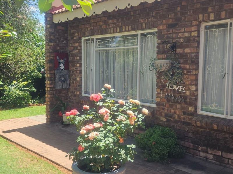 Charming 3-Bedroom Townhouse in Camelot Estate - Photo 2