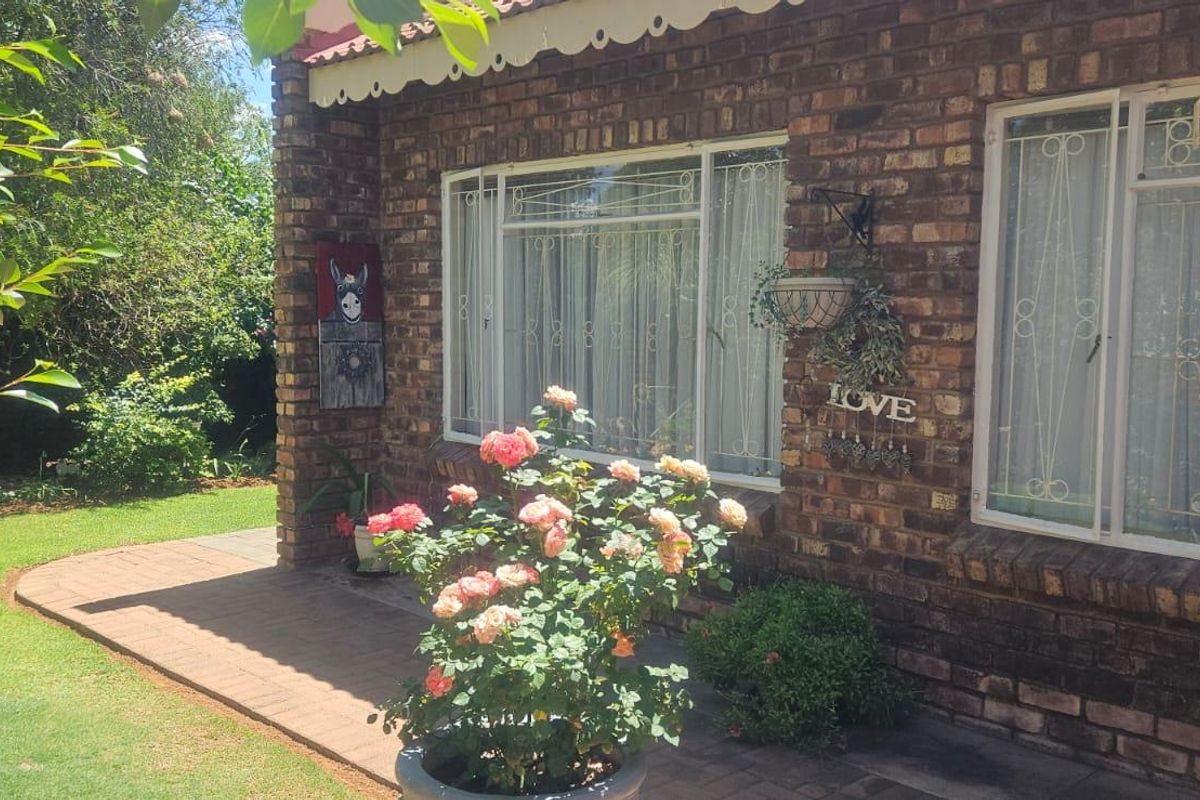 Charming 3-Bedroom Townhouse in Camelot Estate - Photo 2