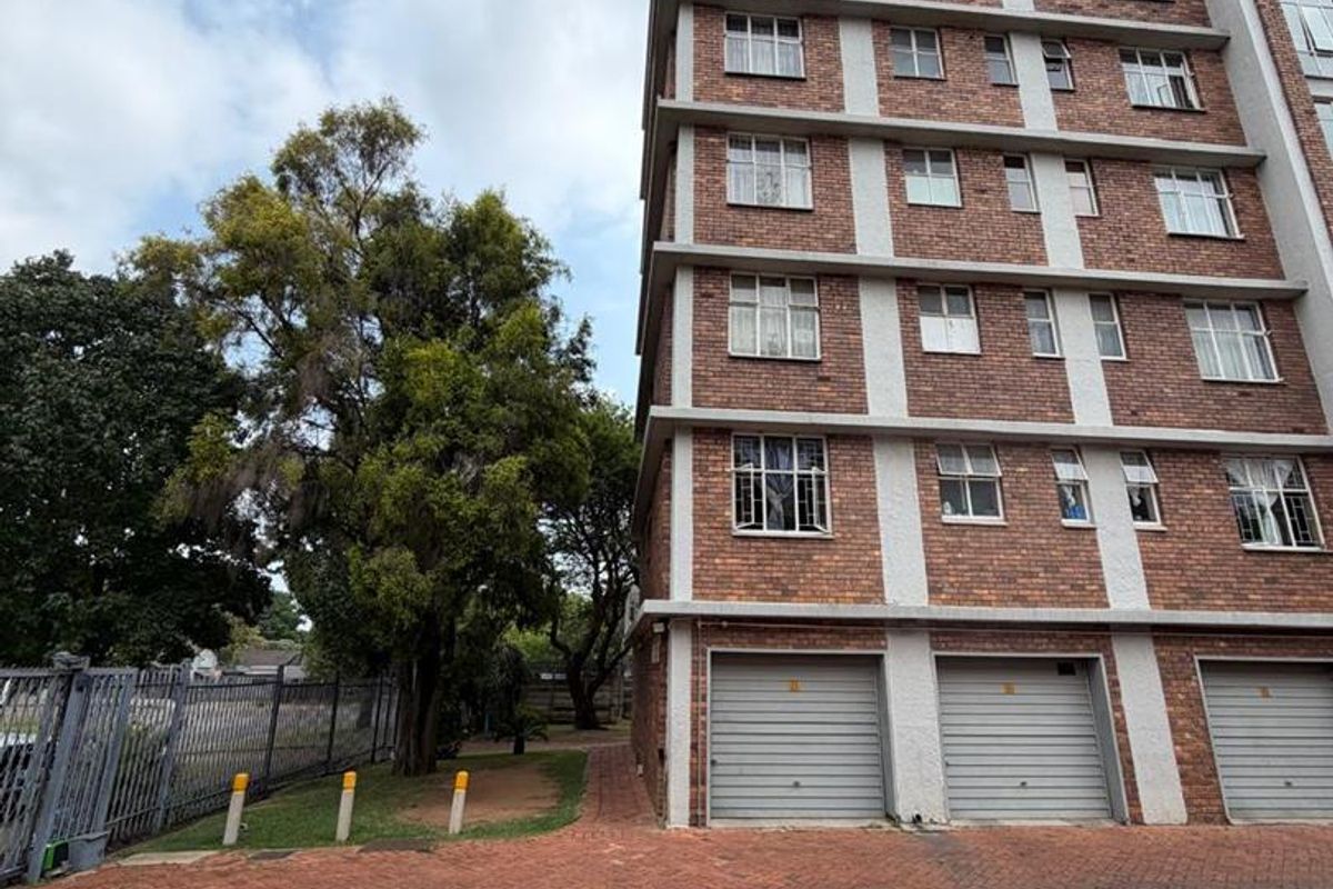 Spacious 3-Bedroom Apartment in Rietfontein for Sale - Photo 2