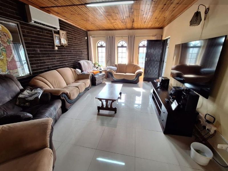 Step Up to Family Space &amp; Effortless Entertaining!! - Photo 3
