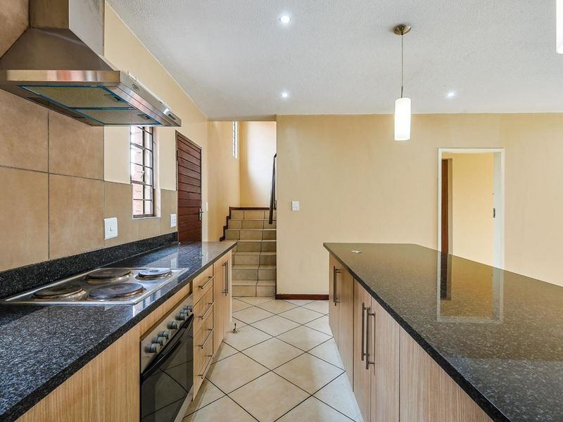 Energy-Efficient 4 Bedroom Corner Unit in Mooikloof Ridge Estate - Photo 8