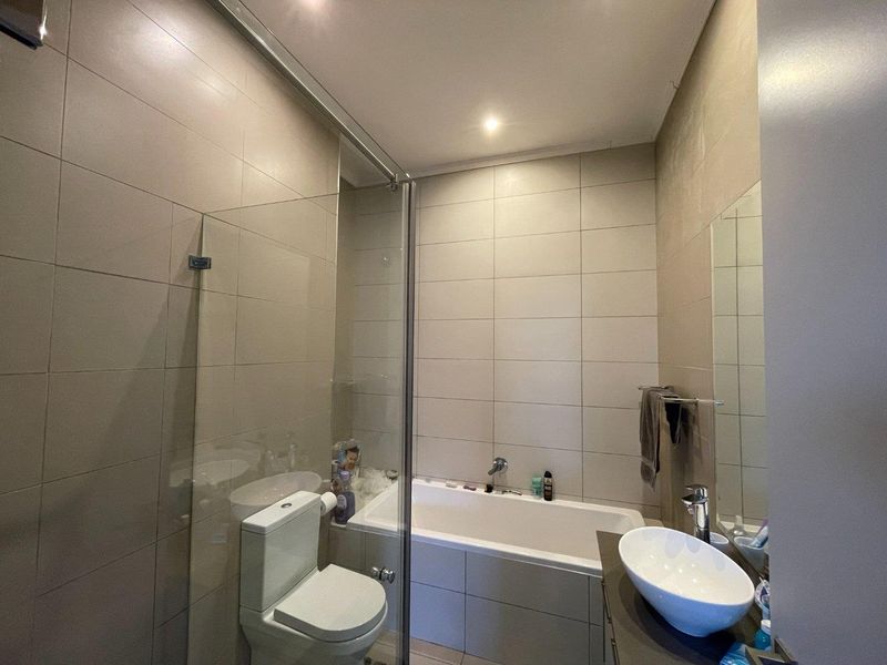 Modern first floor apartment with balcony in a popular complex - Photo 8