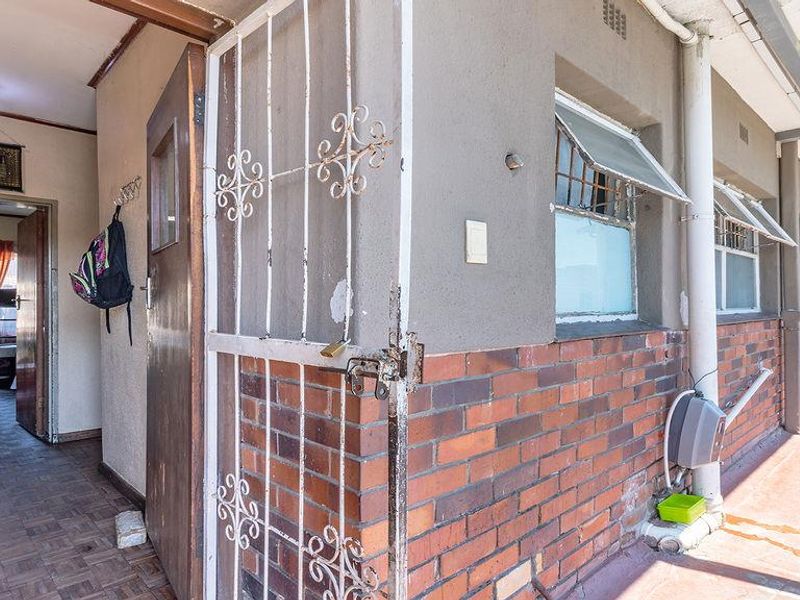 First Floor Apartment with a Balcony in Parow Central - Photo 2