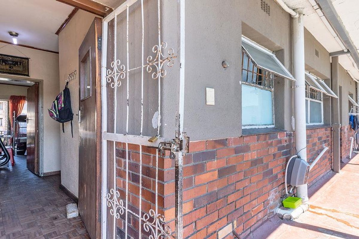 First Floor Apartment with a Balcony in Parow Central - Photo 2