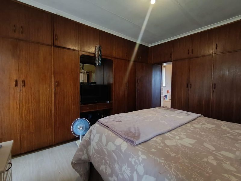 Seize the Opportunity: Dual Homes in Desirable Lakeview - Photo 9