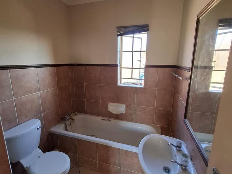 Spacious, secured unit in Mooikloof Ridge Estate - Photo 6