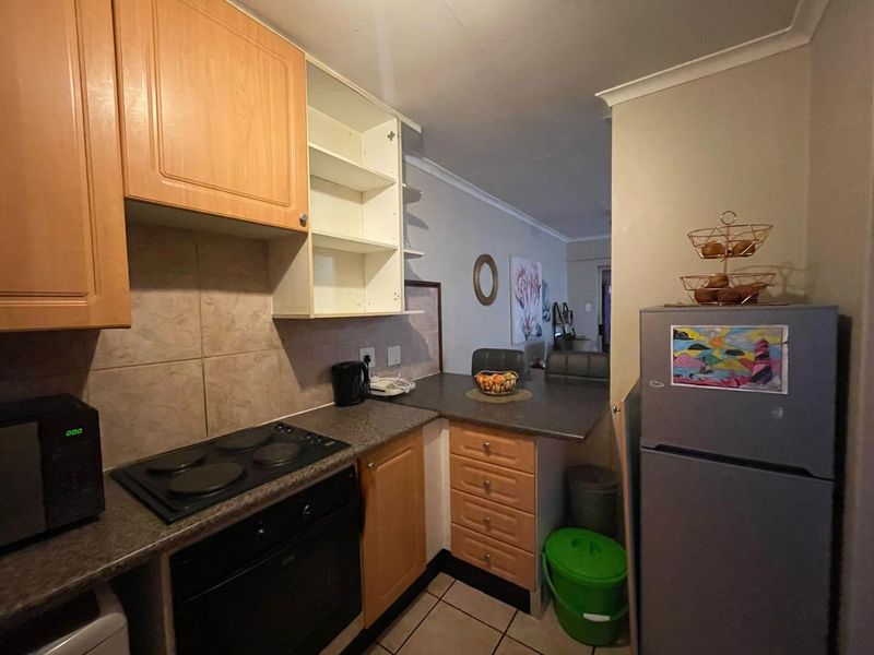 2 Bedroom Apartment with Balcony and 24-Hour Security - Photo 7