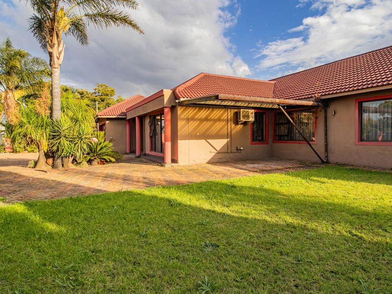 Your Ideal Home: Elegance, Convenience, and Comfort! - Photo 3