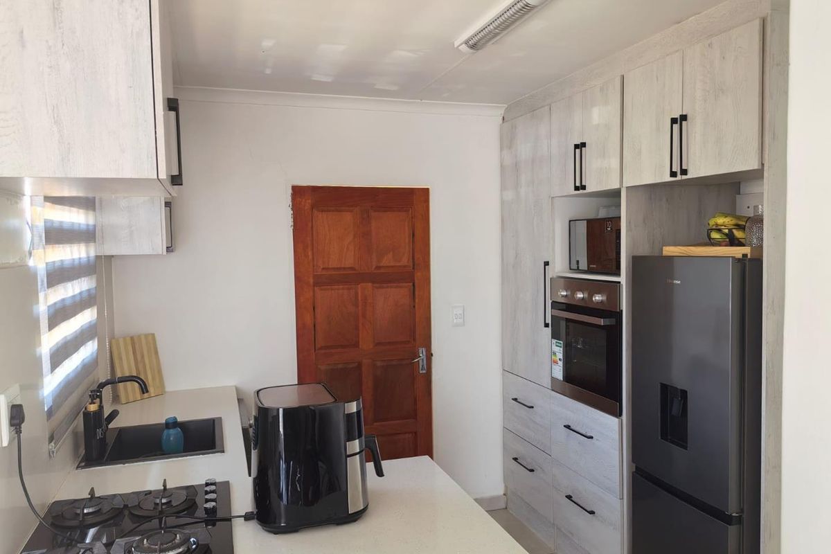 Three Bedroom House for Sale - Photo 5