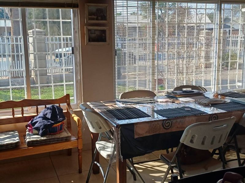 Perfect home for a family seeking space & security! - Photo 9