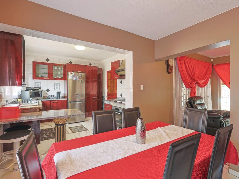 Spacious 3 Bedroom Family Home with Income-Generating Flatlets - Photo 6