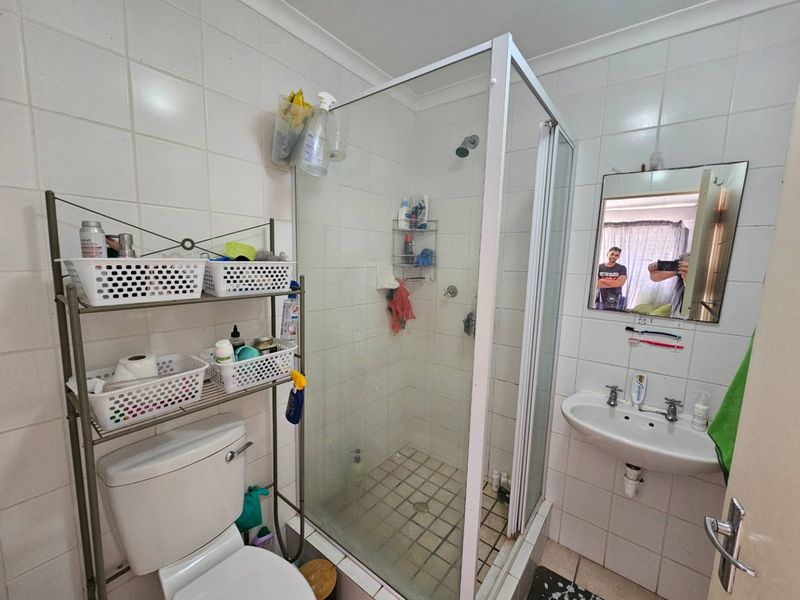 Lovely 2 Bed 1 Bath Apartment with private Stoep area and open plan living area with kitchenette - Photo 8