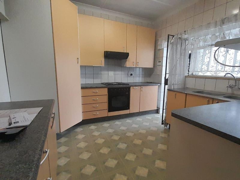 Spacious Family Home with investment potential - Photo 3
