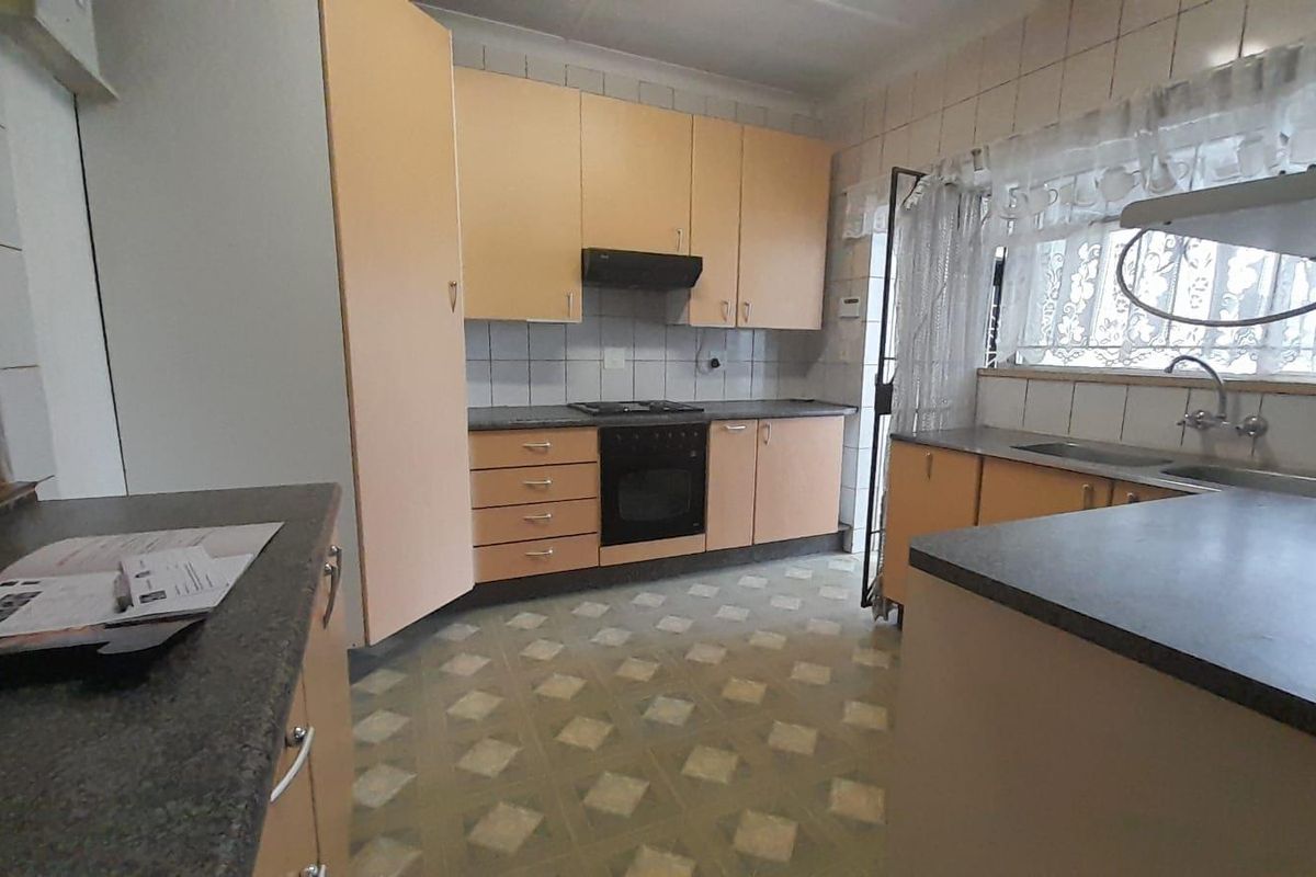 Spacious Family Home with investment potential - Photo 3