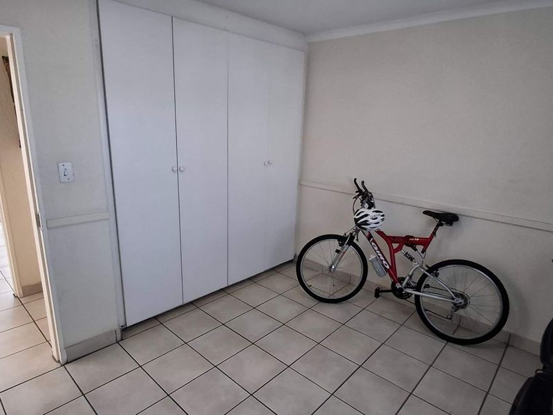 Glamorous 2 Bedroom Living - Photo 9