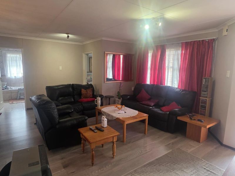 Beautiful 2-Bedroom Townhouse in Stellenryk Retirement Village - Photo 5