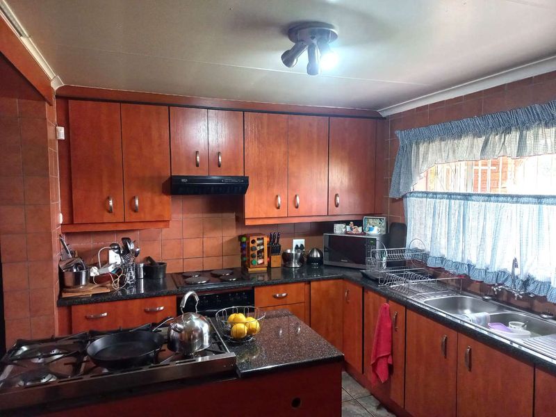 Spacious 3 bedroom home+ spacious 2 bed flat!  Solar Electricity always a great Help! - Photo 3