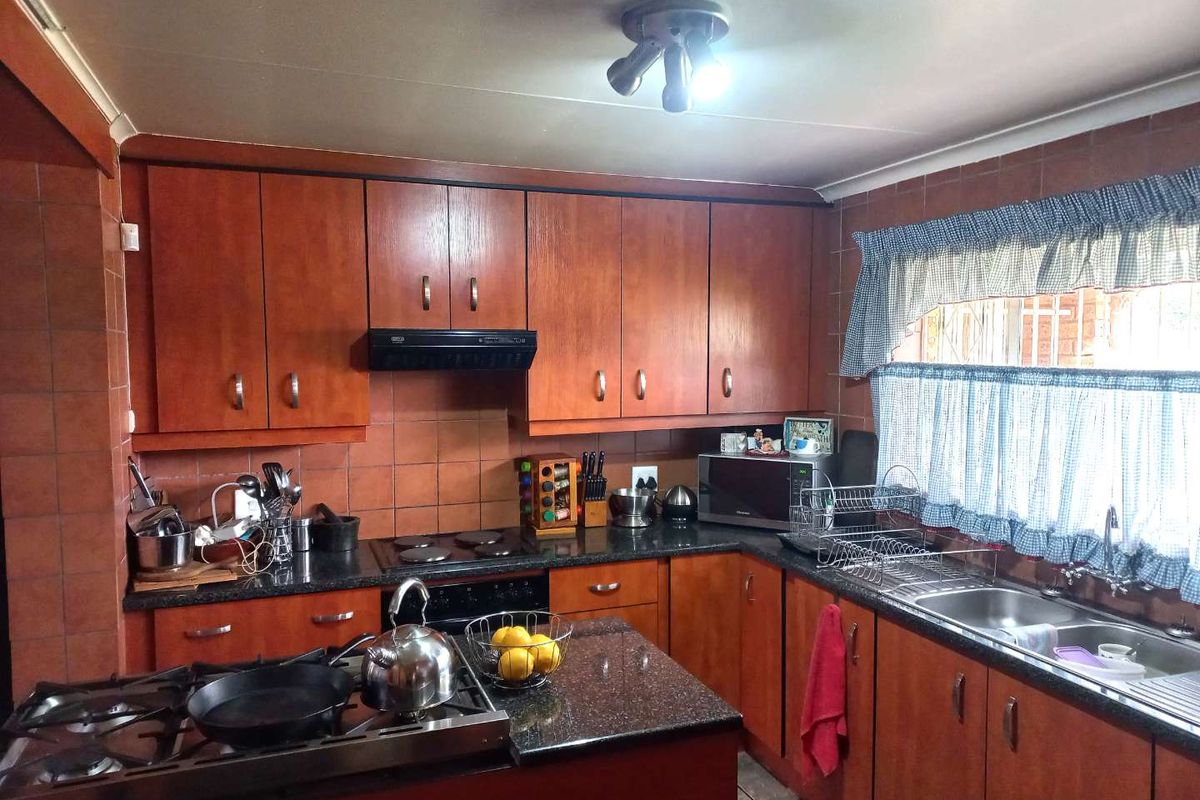 Spacious 3 bedroom home+ spacious 2 bed flat!  Solar Electricity always a great Help! - Photo 3